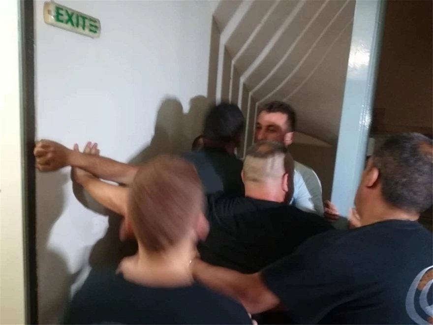 Βόλος: Σεκιουριτάδες ήρθαν στα χέρια με πολίτες που αντιδρούν στην εκκαθάριση δημοτικής επιχείρησης (βίντεο)